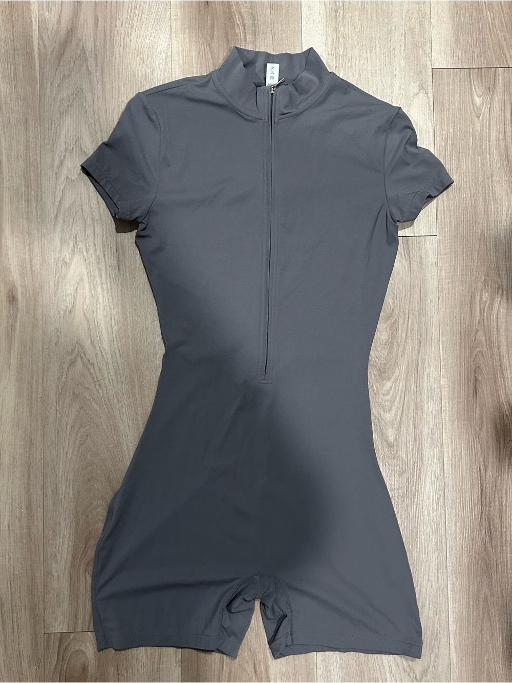 NWOT Gray Athletic Romper Shorts Jumpsuit Half Zip Mock Neck Size M - Picture 2 of 4